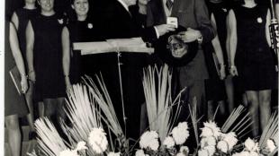 1974. El director Josep Anton Huguet rep el premi del concurs de Tolosa
